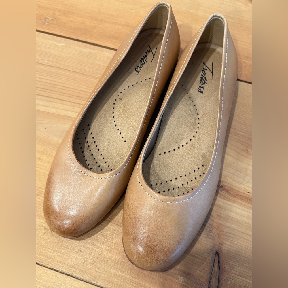 Trotters tan flats-brand new, no box